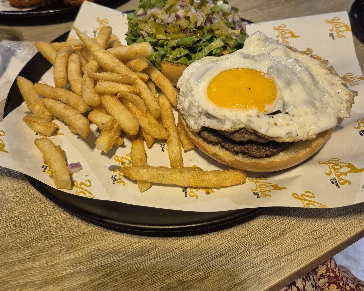 Hamburguesa con huevo sobre papel Yoss
