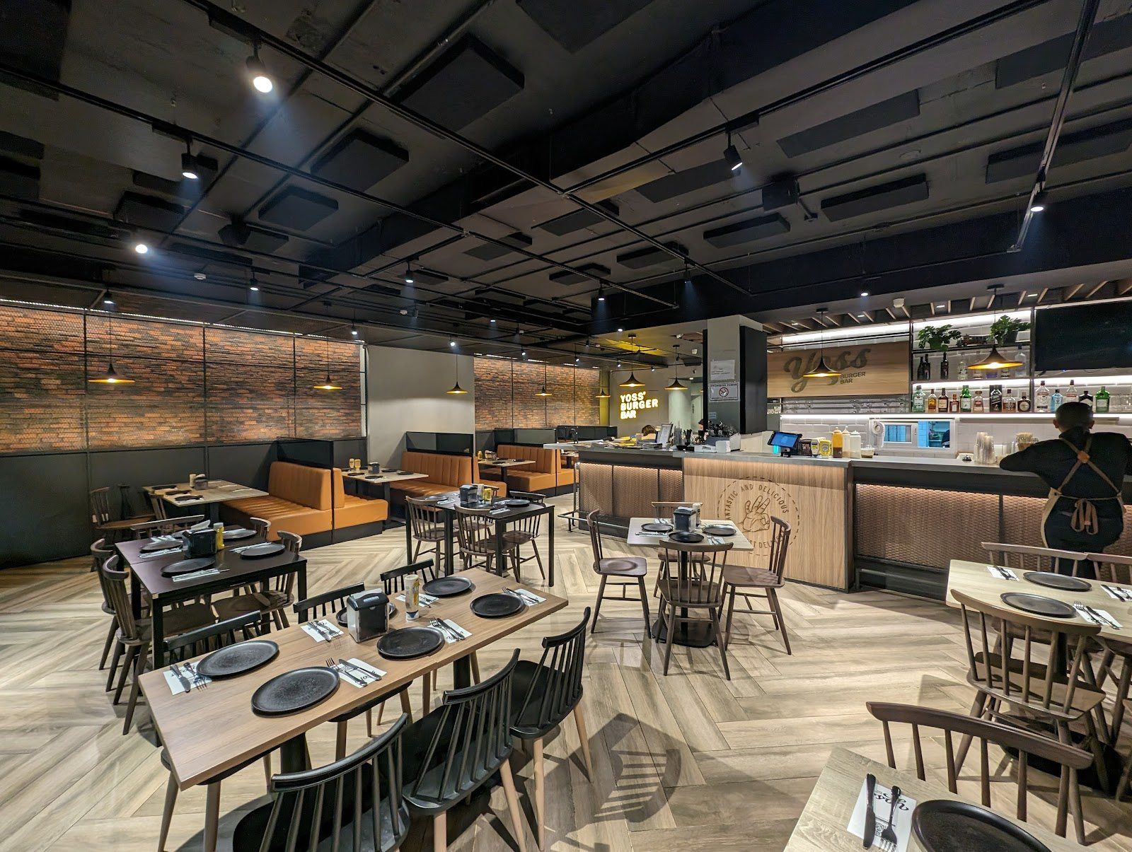 Interior de Yoss Burger Bar en Punta Paitilla